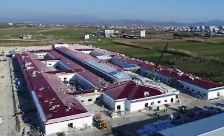 VIDEO/ Drejt përfundimit! Brenda dhomave dhe ambienteve në Spitalin “Memorial” të Fierit: Shihni si duken në ditën e 89 të ndërtimit!