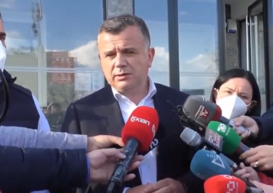 Balla:Nga urdhrat e Gazmend Bardhit sot një elbasans autokton nuk jeton më. Ka larguar vrasësin nga vendi i ngjarjes me makine te tij Balla:Nga urdhrat e Gazmend Bardhit sot një elbasans autokton nuk jeton më. Ka larguar vrasësin nga vendi i ngjarjes me makine te tij