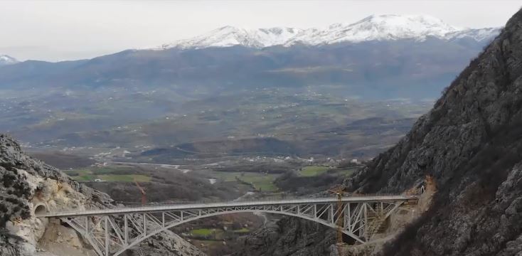 “Duroni edhe pak për Rrugën e Arbërit”! Rama poston pamjet nga ura më e lartë në Shqipëri “Duroni edhe pak për Rrugën e Arbërit”! Rama poston pamjet nga ura më e lartë në Shqipëri