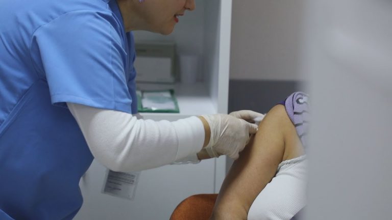 Pfizer dhe Biontech: Duhet një dozë e tretë të vaksinës kundër virusit, ja pas sa kohësh merret ajo