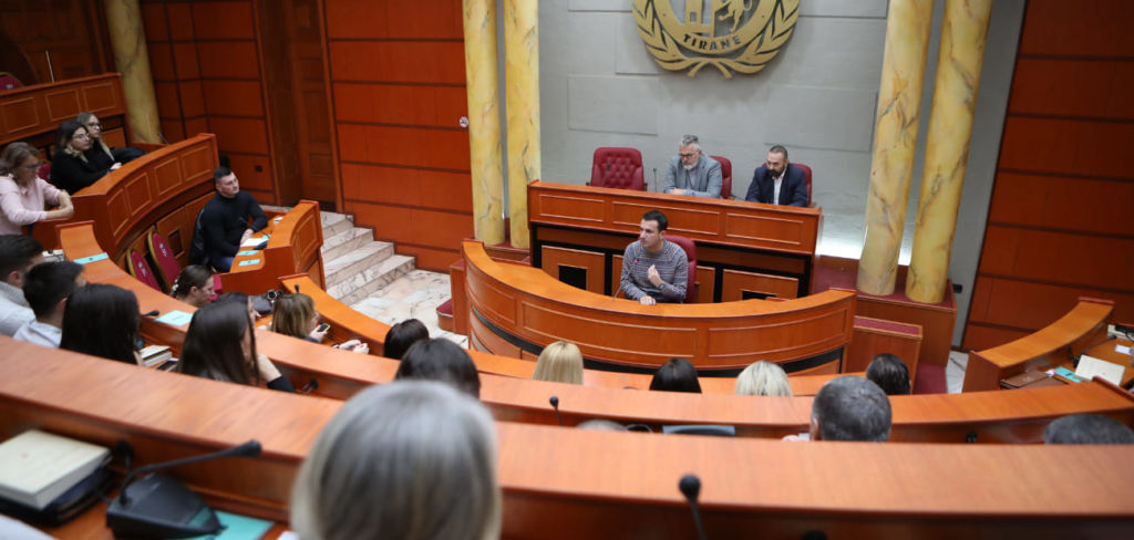 Astrit Patozi bëhet qesharak duke sulmuar Veliajn! Harron se Nishani dhe Meta nuk kanë lënë klloun pa dekoruar: Veliaj u kujtua të vlerësojë Sokol Olldashin dy javë përpara zgjedhjeve!