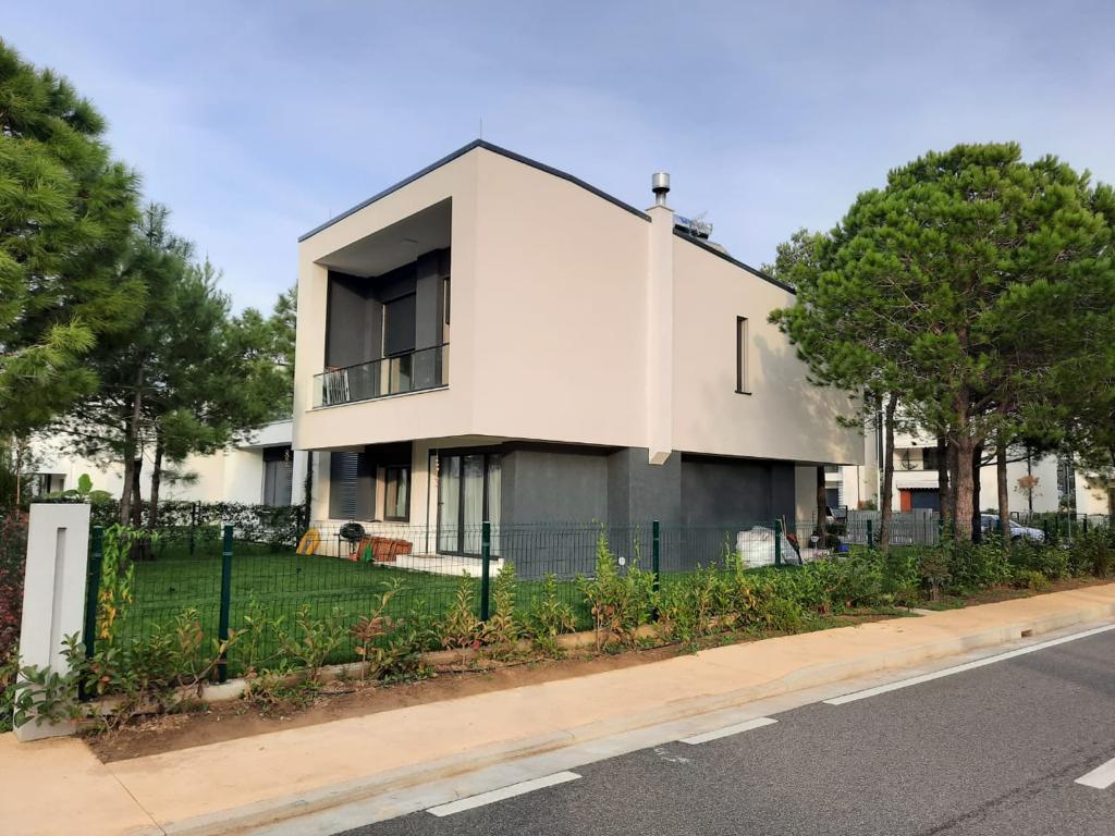 Zbulohet vila e Jorida Tabakut në kompleksin luksoz “Vala Mar” në Gjirin e Lalzit (FOTO)