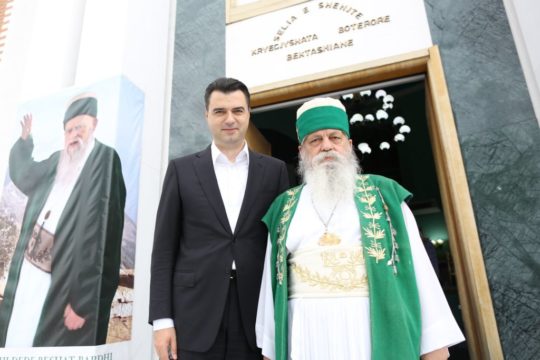 Basha ngatërroi festat fetare, ironia e Spahiut: Prisja të shkonte te Papa për Pashkë! Baba Mondi do ja ketë hequr magjinë e keqe