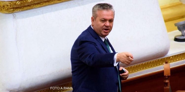 “Një tufë pushtet dashës, pjesa tjetër spurdhjakë”/ Murrizi, ironi me garën në PD: Lëreni Lulin të jetë Lul! “Një tufë pushtet dashës, pjesa tjetër spurdhjakë”/ Murrizi, ironi me garën në PD: Lëreni Lulin të jetë Lul!