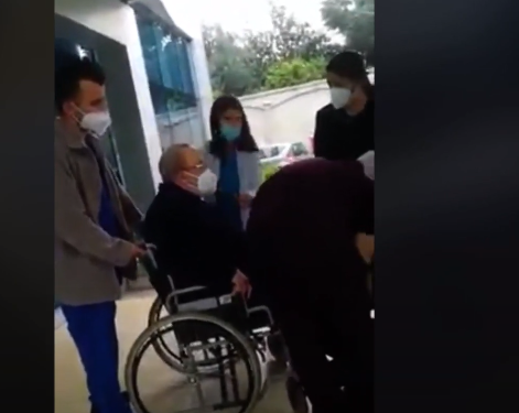 FOTOLAJM/ Me karrocë me rrota në spital, Fatos Nano në gjendje jo të mirë shëndetësore