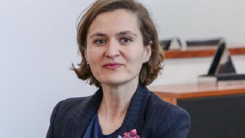 Shahini ironizon Kurtin: Kur bënte opozitën në Tiranë, të ndalonte në një qendër vaksinimi të mësonte si menaxhohet procesi Shahini ironizon Kurtin: Kur bënte opozitën në Tiranë, të ndalonte në një qendër vaksinimi të mësonte si menaxhohet procesi