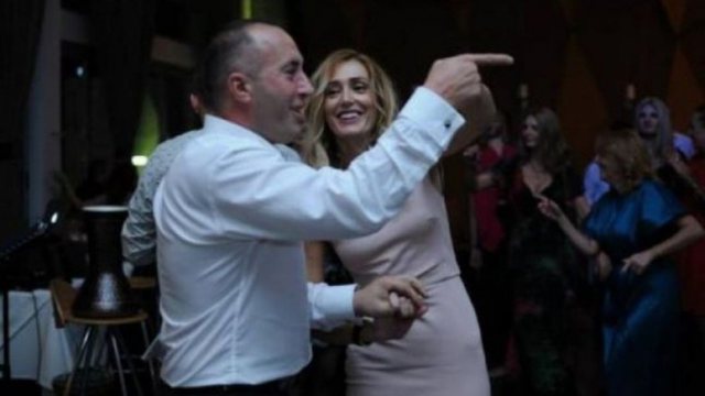 “Unë do të doja të bëja surpriza, por nuk më lë…”! Anita Haradinaj rrëfen të pathënat nga marrëdhënia me Ramushin: Tregon kush e dha puthjen e parë dhe sa fëmijë dëshiron të ketë… Nuk na la Haga! “Unë do të doja të bëja surpriza, por nuk më lë…”! Anita Haradinaj rrëfen të pathënat nga marrëdhënia me Ramushin: Tregon kush e dha puthjen e parë dhe sa fëmijë dëshiron të ketë… Nuk na la Haga!