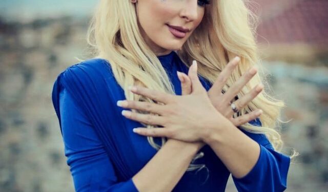 A flirtojnë politikanët me ju?! Deputetja shqiptare flet hapur dhe i befason të gjithë me ato që tregon: Nuk jam më e ëmbël se fruti nga kam marrë emrin A flirtojnë politikanët me ju?! Deputetja shqiptare flet hapur dhe i befason të gjithë me ato që tregon: Nuk jam më e ëmbël se fruti nga kam marrë emrin