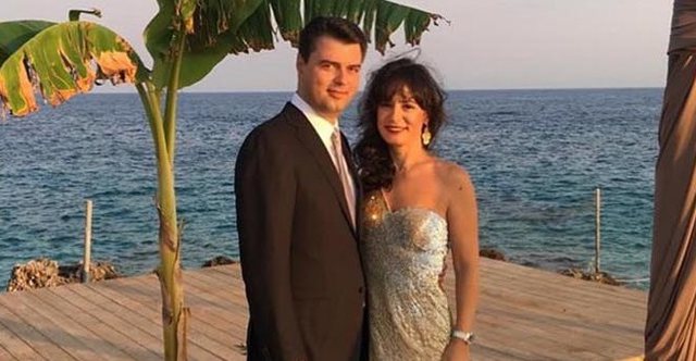 Basha harron humbjen e 25 prillit, feston përvjetorin e martesës buzë detit Basha harron humbjen e 25 prillit, feston përvjetorin e martesës buzë detit