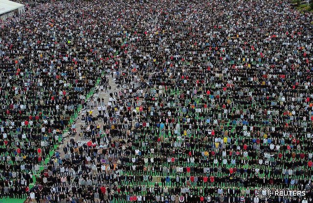 Pamje madhështore nga kryeqyteti/ Lutet Fiter Bajrami, mijëra besimtarë mbushin Sheshin “Skenderbej” Pamje madhështore nga kryeqyteti/ Lutet Fiter Bajrami, mijëra besimtarë mbushin Sheshin “Skenderbej”