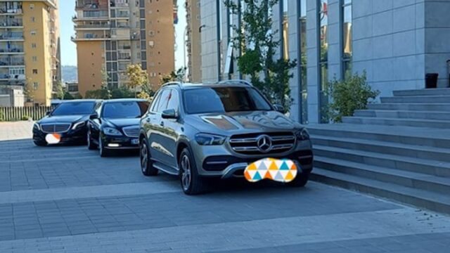 “Kush i ka këto makina?”/ Gazetari i njohur shqiptar publikon fotot e ‘bishave’ të rreshtuara para “Polit të Drejtësisë”: Koncesionari i Mercedez Benz? Jo jo…makinat që paguajnë shqiptarët e varfër “Kush i ka këto makina?”/ Gazetari i njohur shqiptar publikon fotot e ‘bishave’ të rreshtuara para “Polit të Drejtësisë”: Koncesionari i Mercedez Benz? Jo jo…makinat që paguajnë shqiptarët e varfër