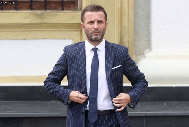 “Nuk është komunizëm”, Erion Braçe del me mesazhin e fuqishëm: S’është ditë për paratë, por për drejtësi pse jo?! “Nuk është komunizëm”, Erion Braçe del me mesazhin e fuqishëm: S’është ditë për paratë, por për drejtësi pse jo?!