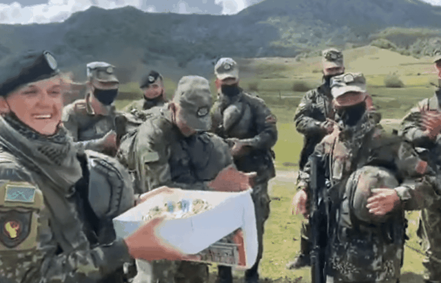 Pamjet emocionuese! Ushtari shqiptar feston ditën e veçantë, kolegët e Defender Europe 21 e surprizojnë gjatë stërvitjes