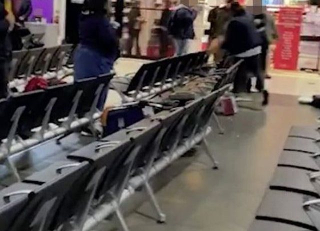 VIDEO/ “Jemi të tronditur”! Skena të paimagjinueshme në aeroport: Shënohen disa të plagosur, publikohen pamjet që po bëjnë xhiron e rrjetit VIDEO/ “Jemi të tronditur”! Skena të paimagjinueshme në aeroport: Shënohen disa të plagosur, publikohen pamjet që po bëjnë xhiron e rrjetit