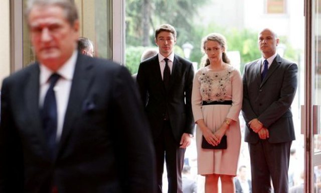 “Vajza ime dhe bashkëshorti i saj u kthyen me 1 milionë dollarë të konfirmuara nga OKB”! Por çfarë “thesar” kishin gjetur e bija e Sali Berishës dhe dhëndrri në Kosovë që erdhën me shuma marramendëse?! “Vajza ime dhe bashkëshorti i saj u kthyen me 1 milionë dollarë të konfirmuara nga OKB”! Por çfarë “thesar” kishin gjetur e bija e Sali Berishës dhe dhëndrri në Kosovë që erdhën me shuma marramendëse?!