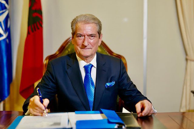 Berisha vazhdon të mashtroi sikur do mbrohet si “francez”! Fut në lojë si intrigant Sorosin për shpalljen “non grata”! Mburret, se ka ngritur staf juridik për të rrëzuar Amerikën, pa treguar se me çfarë parash