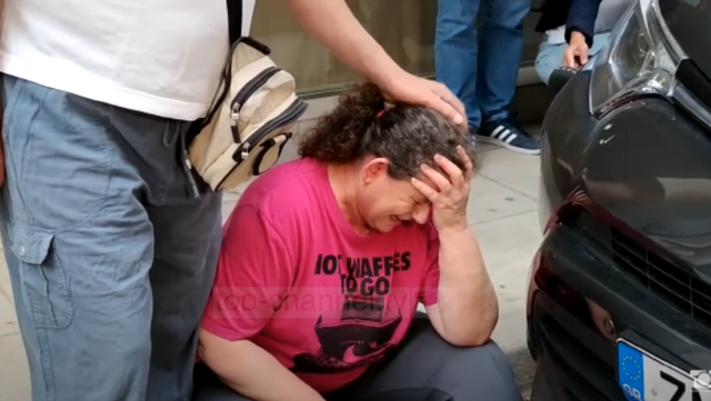 VIDEO/ Ekzekutimi në Athinë, e ëma e 32-vjeçarit shpërthen në lot në vendin e krimit: O shqiptarë të qelbur, më vratë djalin ore qenër! VIDEO/ Ekzekutimi në Athinë, e ëma e 32-vjeçarit shpërthen në lot në vendin e krimit: O shqiptarë të qelbur, më vratë djalin ore qenër!