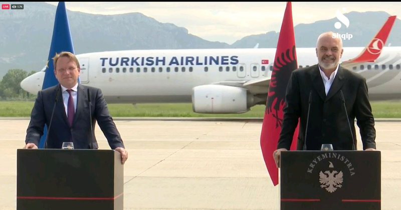 Incidenti që ndodhi në aeroportin e Rinasit: Ndërpritet nga “ndërhyrja” e Turqisë konferenca e Ramës dhe komisionerit Oliver Varhelyi! Vjen reagimi urgjent i kryeministrit Incidenti që ndodhi në aeroportin e Rinasit: Ndërpritet nga “ndërhyrja” e Turqisë konferenca e Ramës dhe komisionerit Oliver Varhelyi! Vjen reagimi urgjent i kryeministrit