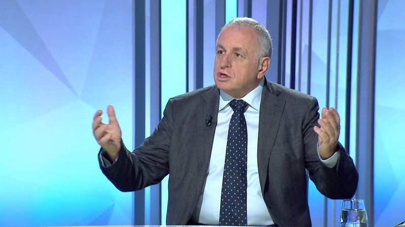 “Po flet si Ramiz Alia”! Ish-kreu i PD-së vë në siklet Tritan Shehu në mes të emisionit, i bën pyetjen që nuk e priste: Do futeni në parlament apo jo? “Po flet si Ramiz Alia”! Ish-kreu i PD-së vë në siklet Tritan Shehu në mes të emisionit, i bën pyetjen që nuk e priste: Do futeni në parlament apo jo?