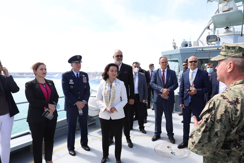 Krerët e NATO dhe Yuri Kim përzënë Ilir Metën nga inspektimi, amerikanët të pakënaqur nga linja pro ruse e presidentit