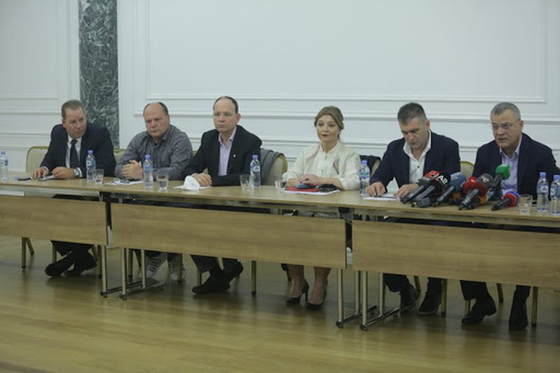 Përçahet grupi anti-Basha, Kadilli distancohet nga emrat e tjerë, ish-ministrat e Berishës presione kreut të PD kundër bashkëqeverisjes me PS