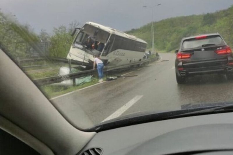 Aksident i rëndë në autostradë, dy vajza “fluturojnë” nga xhami Aksident i rëndë në autostradë, dy vajza “fluturojnë” nga xhami