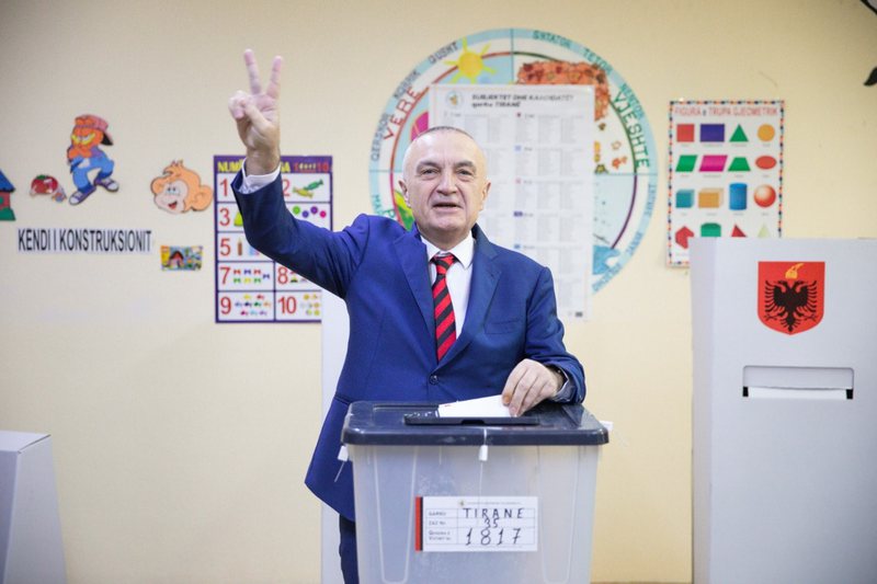 “Financial Times” skanon zgjedhjet e 25 prillit: Thirrjet për dhunë të Metës sollën vrasjen në Elbasan, në krye të Presidencës themeluesi i LSI “Financial Times” skanon zgjedhjet e 25 prillit: Thirrjet për dhunë të Metës sollën vrasjen në Elbasan, në krye të Presidencës themeluesi i LSI