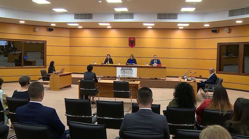 Të shkarkuarit nga vetingu vijojnë të marrin rrogë: 1.5 miliardë lekë kanë shkuar për emrat e penalizuar nga KPK! KLGJ jep alarmin