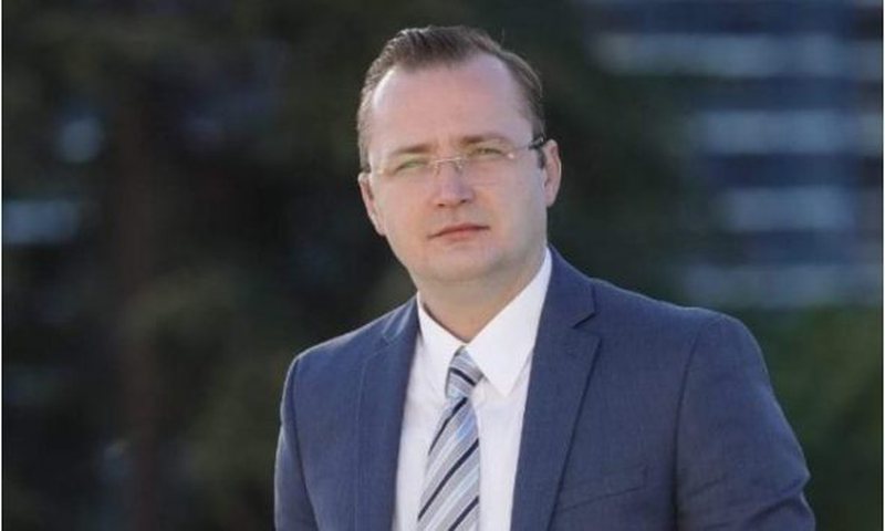 U tërhoq në ‘minutat e fundit’ nga gara për kryetar, Lisandër Hoxha nxjerr prapaskenat e forta, flet për ‘tërmetin’ që do të godasë Partinë Demokratike U tërhoq në ‘minutat e fundit’ nga gara për kryetar, Lisandër Hoxha nxjerr prapaskenat e forta, flet për ‘tërmetin’ që do të godasë Partinë Demokratike