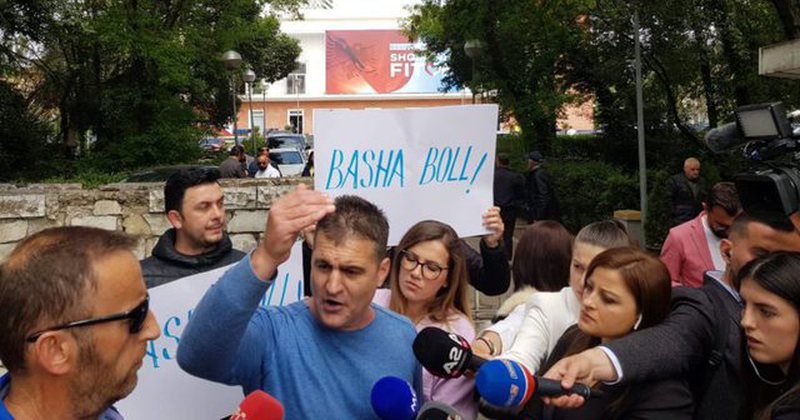 Protestoi para PD kundër Bashës, zbulohet arsyeja pse u eliminua kandidatura për kryetar e Ibsen Elezit Protestoi para PD kundër Bashës, zbulohet arsyeja pse u eliminua kandidatura për kryetar e Ibsen Elezit