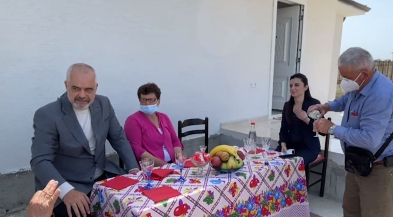 “Rakia qenka e mirë”! Kryeministri Rama  flet me ironi, vë në siklet ministrin Ahmetaj me batutat e tij: Merre me vete gotën!!