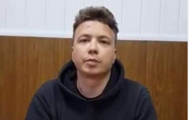 ”Po bashkëpunoj me hetuesit”, gazetari Protasevich flet nga burgu (Video)