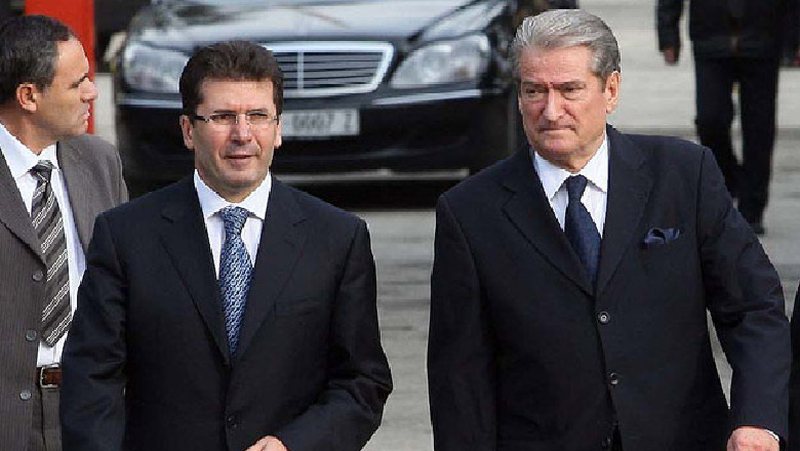 Ish-ambasadori në Washington lëshon ‘bombën’ për ish-ministrin e Sali Berishës: I rrezikshëm dhe i rrezikuar! E njëjta fytyrë që… Ish-ambasadori në Washington lëshon ‘bombën’ për ish-ministrin e Sali Berishës: I rrezikshëm dhe i rrezikuar! E njëjta fytyrë që…