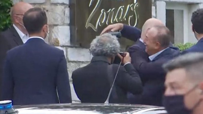 U “përplas” me homologun grek gjatë vizitës në Athinë, ministri turk harron sherrin, përqafohet me Dendias dhe darkojnë në Akropoli U “përplas” me homologun grek gjatë vizitës në Athinë, ministri turk harron sherrin, përqafohet me Dendias dhe darkojnë në Akropoli