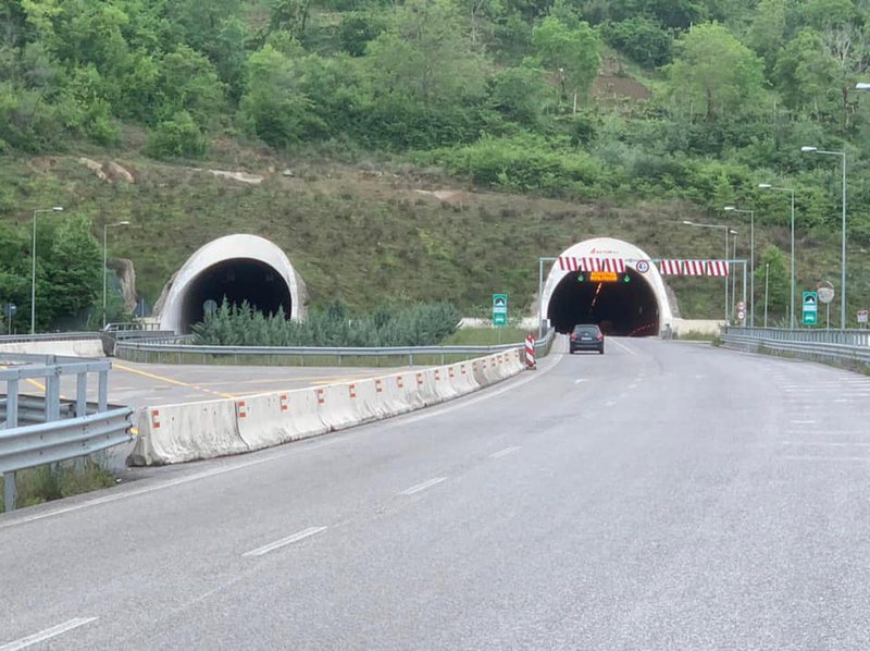 Njoftimi i rëndësishëm! Sot nis larja e mureve të Tunelit të Krrabës dhe bllokimi i lëvizjes: Ja si do bëhet qarkullimi drejt Elbasanit dhe Kapshticës