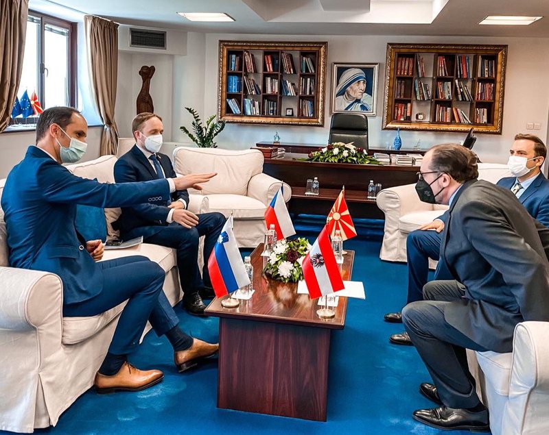 Tre ministrat e Jashtëm të Austrisë, Sllovenisë dhe Çekisë zbarkojnë në Tiranë, zbulohet se çfarë do të ndodhë nesër Tre ministrat e Jashtëm të Austrisë, Sllovenisë dhe Çekisë zbarkojnë në Tiranë, zbulohet se çfarë do të ndodhë nesër