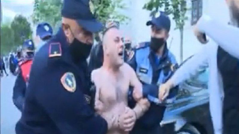 “S’ka Zot”! Incident i rëndë gjatë faljes së Fiter Bajramit, një person hyn në sheshin “Skëderbej” dhe tenton të vetëdigjet “S’ka Zot”! Incident i rëndë gjatë faljes së Fiter Bajramit, një person hyn në sheshin “Skëderbej” dhe tenton të vetëdigjet