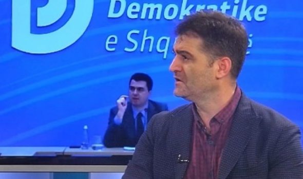 Ish kreu i PD, ironi me Bashën: Ose është i vonuar ose i shitur! Priti 12 vjet për të marrë një diplomë e nuk u ngut, tani ngutet për 2 mbledhje?!