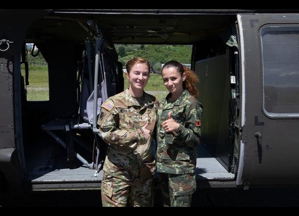 Dy pilotet shqiptare “çmendin” kryeqytetasit! Ushtria amerikane: Jemi në Farkë për Defender 21 Dy pilotet shqiptare “çmendin” kryeqytetasit! Ushtria amerikane: Jemi në Farkë për Defender 21