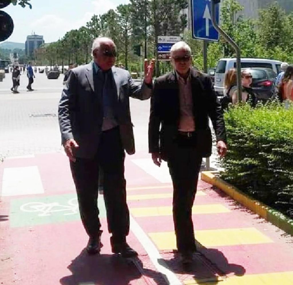 Dy ish presidentët që s’mbajtën peng shtetin dhe që ecin pa frikë e pa roje në bulevard