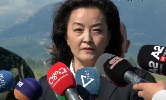 Defender 21/ Mbërrin avioni me 267 ushtarë amerikanë në Rinas, Ambasadorja Yuri Kim: SHBA ka investuar 35 mln dollarë! Stërvitja sjell punësime dhe rritje ekonomike në Shqipëri