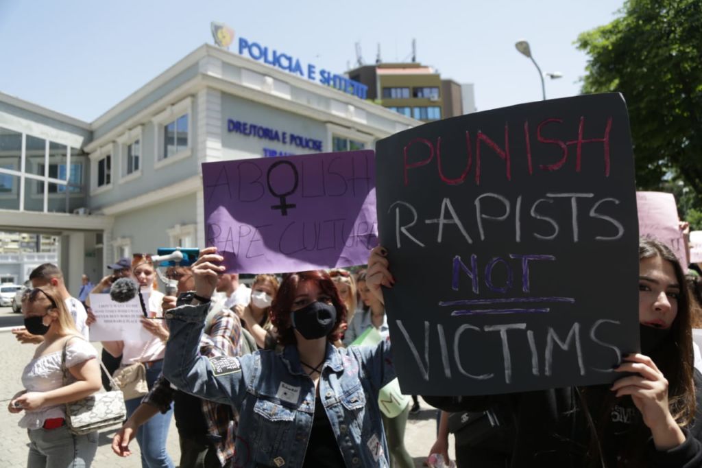 Protestë kundër a.buzimeve s.eksuale: “Mos mi hap këmbët me zor, mos p.ërdhuno”! Një qytetare proteston nudo Protestë kundër a.buzimeve s.eksuale: “Mos mi hap këmbët me zor, mos p.ërdhuno”! Një qytetare proteston nudo