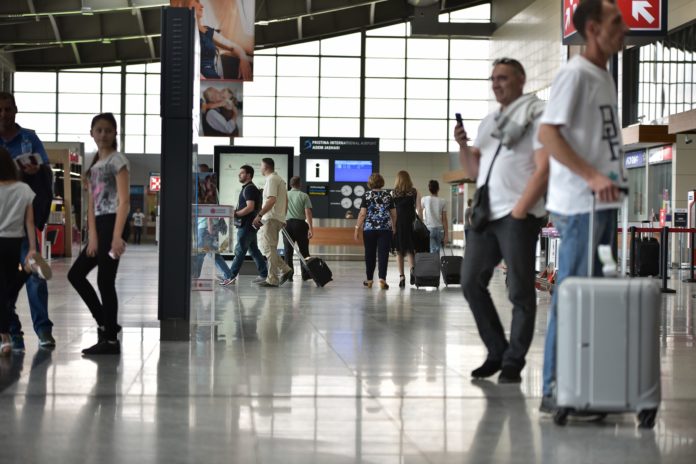 Si nëpër filma! Policia zbulon misterin, ndalon 35-vjeçaren: Solli djalin e saj nga SHBA në Tiranë, e veshi me rroba vajze dhe i rriti flokët për ta fshehur nga babai Si nëpër filma! Policia zbulon misterin, ndalon 35-vjeçaren: Solli djalin e saj nga SHBA në Tiranë, e veshi me rroba vajze dhe i rriti flokët për ta fshehur nga babai