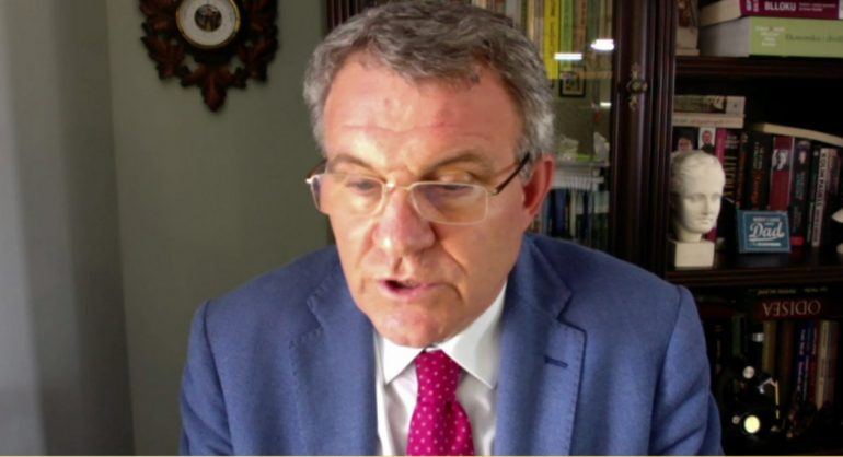 Arben Malaj i firmave piramidale në kujtim të prishjes së gazermës italiane “Teatri Popullor” na këshillon: “Nuk duhet të heshtim dhe të nënshtrohemi” Arben Malaj i firmave piramidale në kujtim të prishjes së gazermës italiane “Teatri Popullor” na këshillon: “Nuk duhet të heshtim dhe të nënshtrohemi”