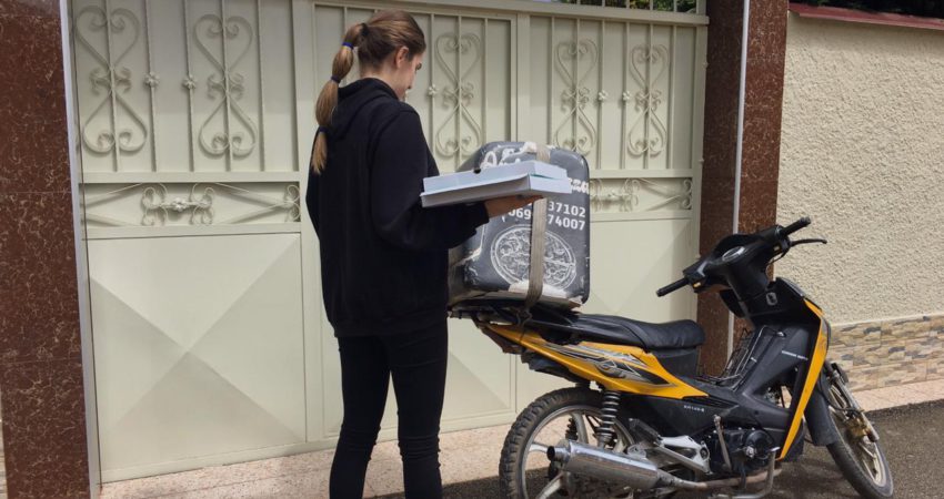 Motoristja e picave që po shkund qytetin e vogël verilindor: Më quajnë të përdalë dhe të krisur… Motoristja e picave që po shkund qytetin e vogël verilindor: Më quajnë të përdalë dhe të krisur…