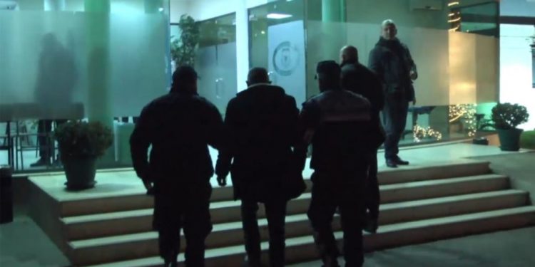 Kontrollet për vrasjen e Gëzim Sinomatit, arrestohet ndërtuesi Sino Llanaj Kontrollet për vrasjen e Gëzim Sinomatit, arrestohet ndërtuesi Sino Llanaj