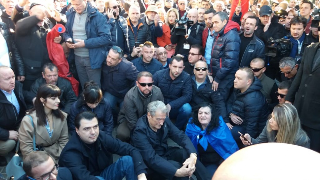 Berisha tregon rolin në aksionet e PD: Çadra vendim i Bashës, për djegien e mandateve më nderon nëse ma faturon mua Berisha tregon rolin në aksionet e PD: Çadra vendim i Bashës, për djegien e mandateve më nderon nëse ma faturon mua