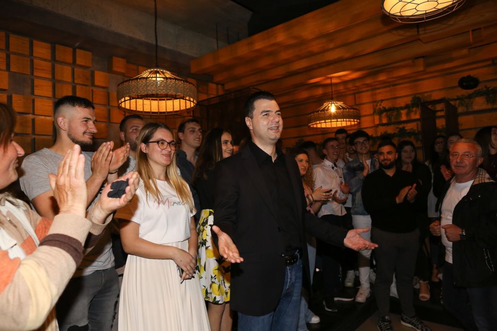 U shfaq duke festuar humbjen, demokratët i përvishen Bashës: O debil na more në qafë, jep dorëheqjen U shfaq duke festuar humbjen, demokratët i përvishen Bashës: O debil na more në qafë, jep dorëheqjen