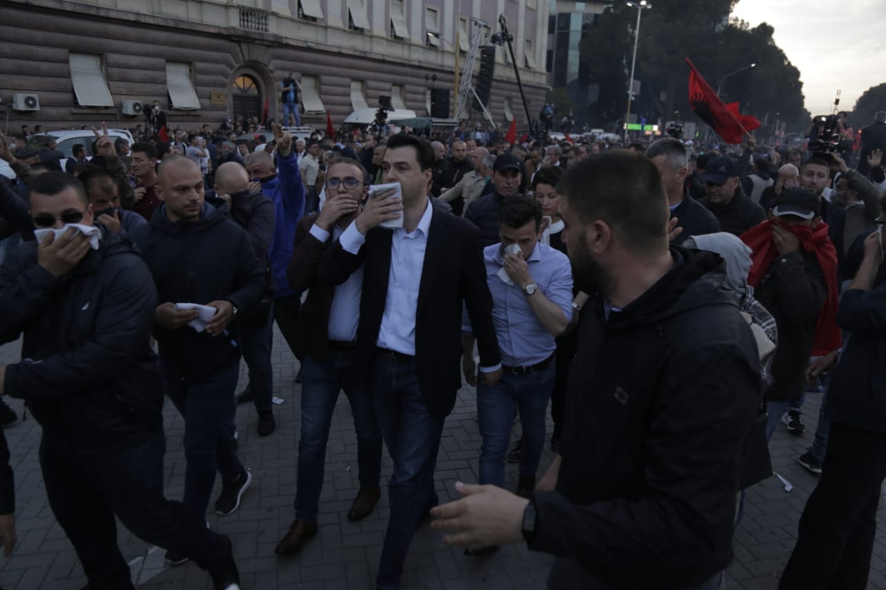 Basha braktis përkrahësit e protestave të opozitës: Avokati s’na hap telefonin, na thanë ta zgjidhim vetë, s’na morën me zor Basha braktis përkrahësit e protestave të opozitës: Avokati s’na hap telefonin, na thanë ta zgjidhim vetë, s’na morën me zor