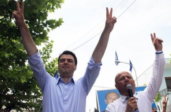 “Po bën masakër brenda partisë, o mjeran”! Demokratët “masakrojnë” Bashën: Ti je tradhtar, na i bëre Ramën mbret “Po bën masakër brenda partisë, o mjeran”! Demokratët “masakrojnë” Bashën: Ti je tradhtar, na i bëre Ramën mbret